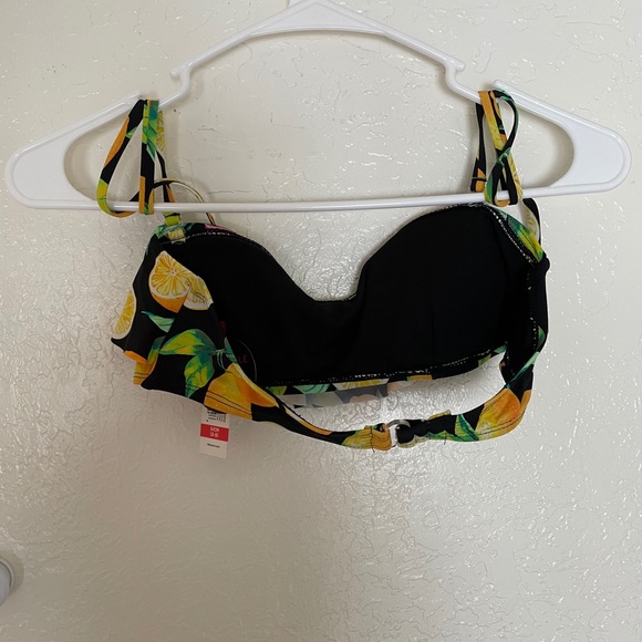 Two bikini tops. - Picture 5 of 7